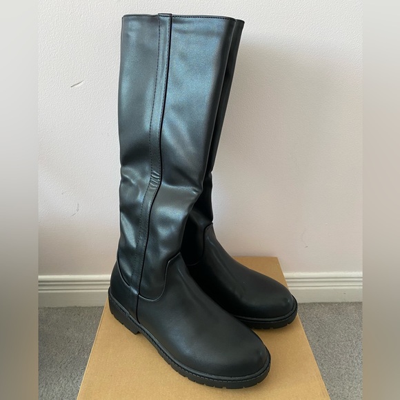 Minimalist Side Zip Boots - Picture 4 of 8